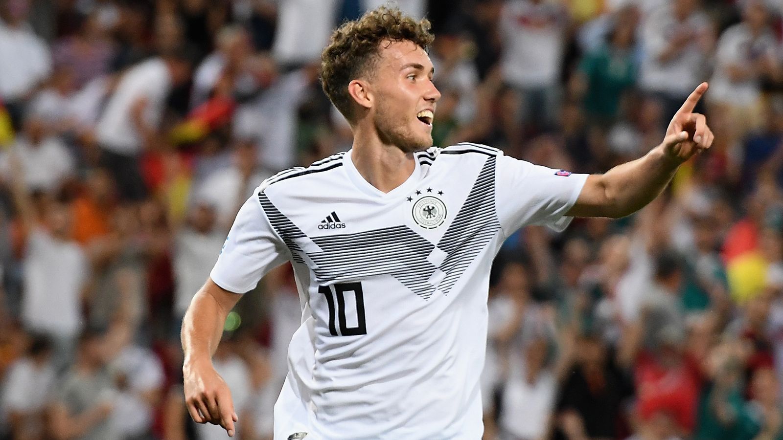 
                <strong>Luca Waldschmidt (Deutschland)</strong><br>
                Position: MittelstürmerTore/Assists: 7/1
              