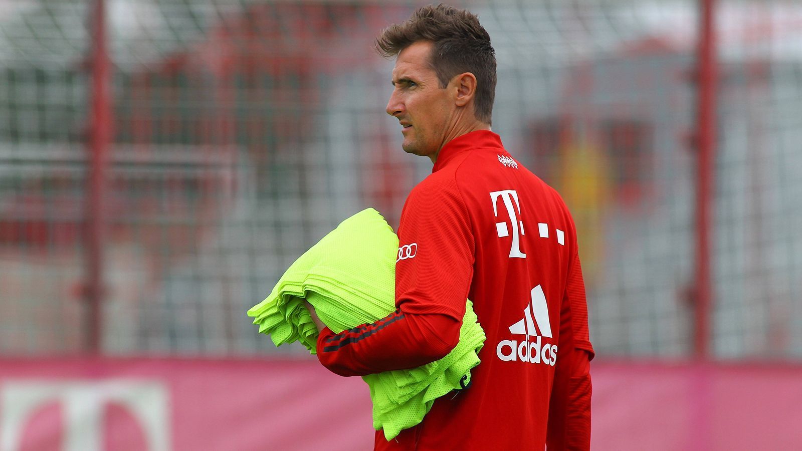 
                <strong>Miroslav Klose</strong><br>
                Wir bleiben an der Säbener Straße, wo der frühere DFB- und Bayern-Torjäger Miroslav Klose mittlerweile ins Trainergeschäft gewechselt ist. Der 42-Jährige hörte 2016 bei Lazio Rom als Aktiver auf und stieg kurz danach als Co-Trainer von Joachim Löw beim DFB-Team ein. Im Sommer 2018 kehrte der Weltmeister von 2014 dann nach München zurück und übernahm zunächst die U17 der Bayern. Mittlerweile assistiert Klose Cheftrainer Hansi Flick. "Er ist der erfolgreichste deutsche Stürmer der letzten 15 bis 20 Jahre. Ich bin überzeugt davon, dass insbesondere unsere Stürmer als Trainer von ihm profitieren werden. Miro war auch der Wunschkandidat von Hansi Flick", sagte FCB-Boss Karl-Heinz Rummenigge, als Klose zu Beginn der Saison 2020/21 seinen Job als Flick-Co-Trainer antrat.
              