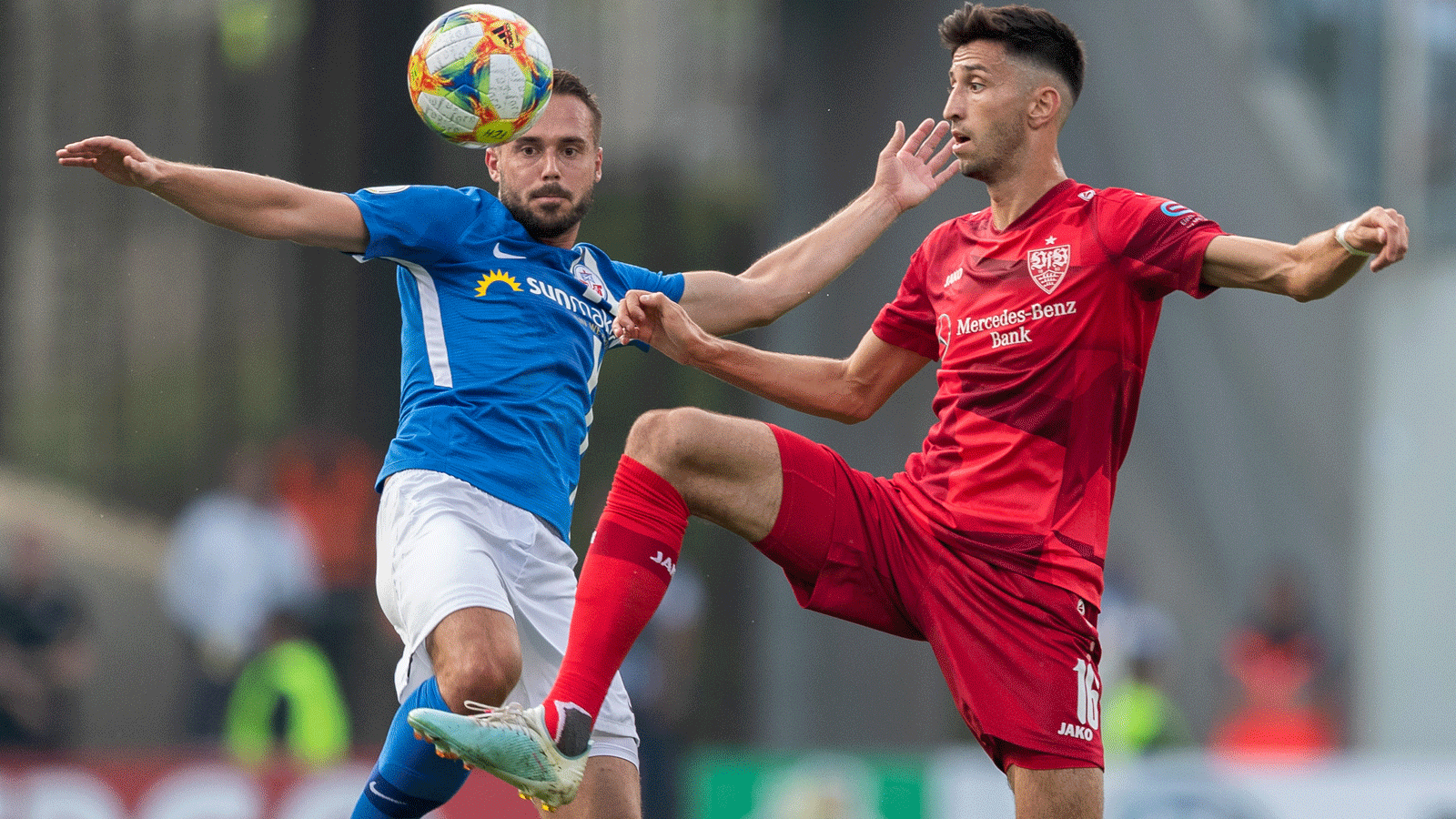 
                <strong>Jedes Jahr aufs Neue: Der VfB gastiert in Rostock</strong><br>
                Aller guten Dinge sind drei: Im dritten Jahr in Folge gastiert der VfB Stuttgart zum DFB-Pokal-Auftakt in Rostock. Die Schwaben sind gewarnt, mussten sich vor zwei Jahren mit 0:2 an der Ostsee geschlagen geben. Letztes Jahr setzte sich der VfB nur knapp mit 1:0 gegen den Drittligisten durch. Das Team um Trainer Pellegrino Materazzo muss einige Ausfälle beklagen, unter anderem Topstürmer Nicolas Gonzalez. Der Argentinier fällt mit einem Muskelbündelriss in der Hüftmuskulatur für vier bis sechs Wochen aus. Ein erneuter Ausrutscher ist denkbar.
              