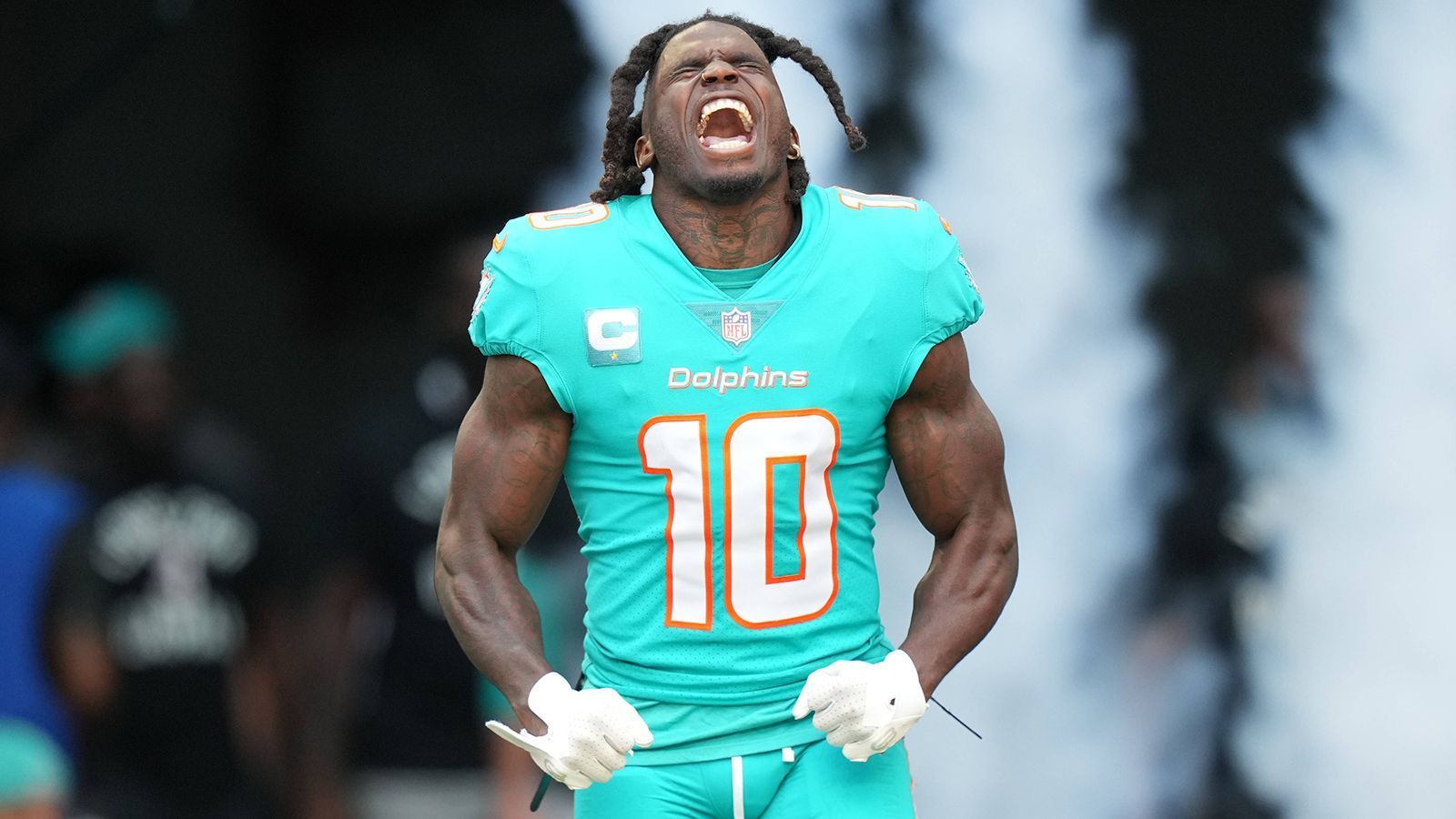 
                <strong>Miami Dolphins </strong><br>
                &#x2022; <strong>Name:</strong> Tyreek Hill<br>&#x2022; <strong>Position:</strong> Wide Receiver<br>&#x2022; <strong>Stats 2022:</strong> 1.710 Receiving Yards, 119 Receptions, sieben Receiving Touchdowns<br>
              