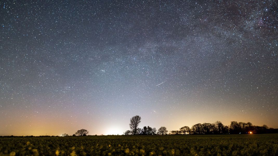 Jedes Jahr im April durchquert die Erde den Rest eines Kometenschweifs. Dabei tritt der Lyriden-Meteorschauer am Nachthimmel auf. 