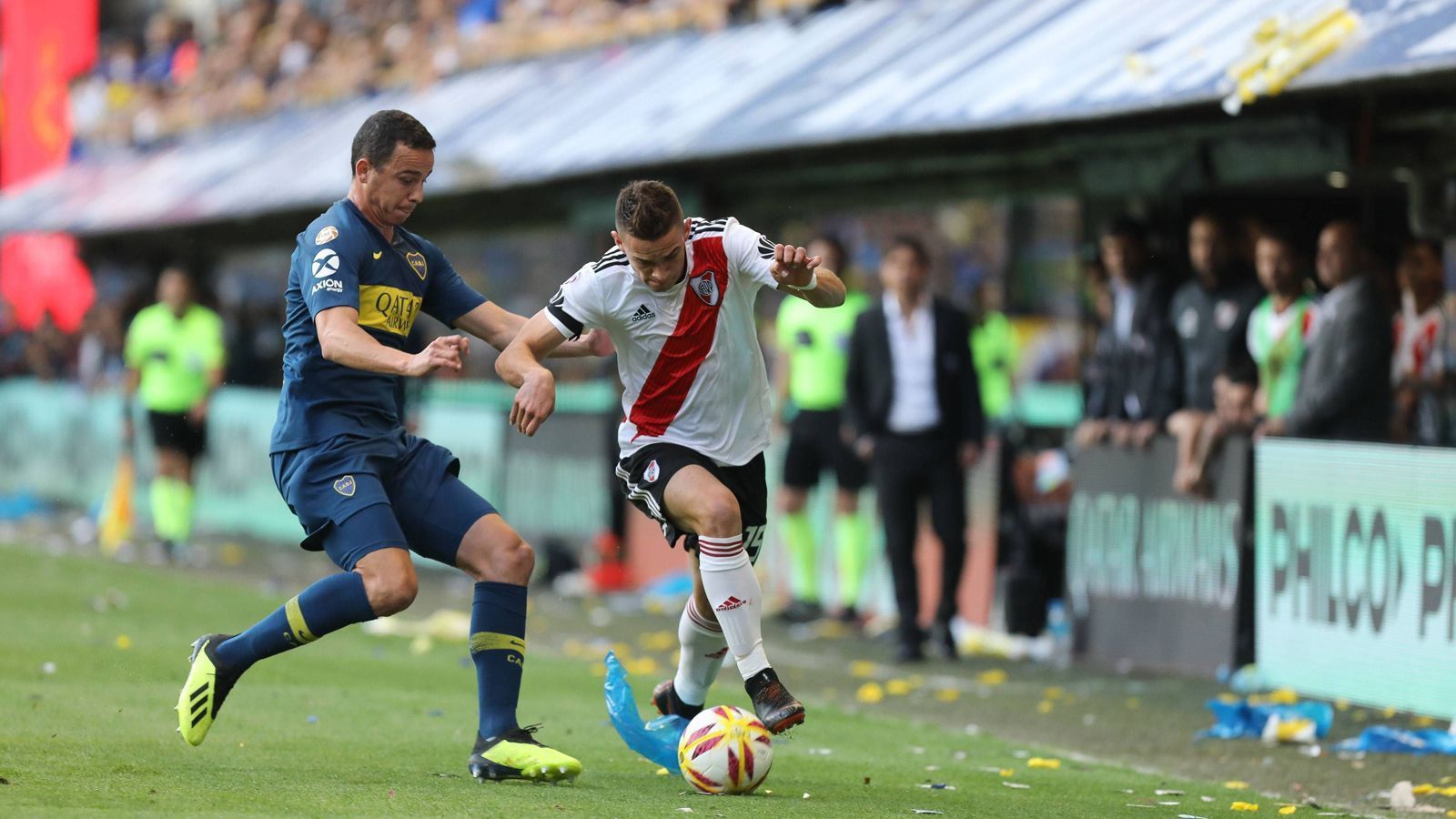 
                <strong>Der "Superclasico": Boca Juniors vs. River Plate</strong><br>
                Es gilt als das größte Stadtderby der Welt: das Duell zwischen den Boca Juniors und River Plate in Argentiniens Hauptstadt Buenos Aires. Dieser "Superclasico" sei das wichtigste sportliche Ereignis, das ein Mensch erlebt haben sollte, schrieb einst die britische Zeitung "Observer". Seit 1907 liefern sich die beiden Klubs nicht nur auf dem Rasen wahre "Fußballschlachten". Denn auch die Fans gehen teilweise mit aller Brutalität aufeinander los. Am 10. November steigt nun die nächste Auflage, wenn die Boca Juniors und River Plate das Final-Hinspiel der Copa Libertadores bestreiten. ran.de erklärt den Mythos des Derbys.
              