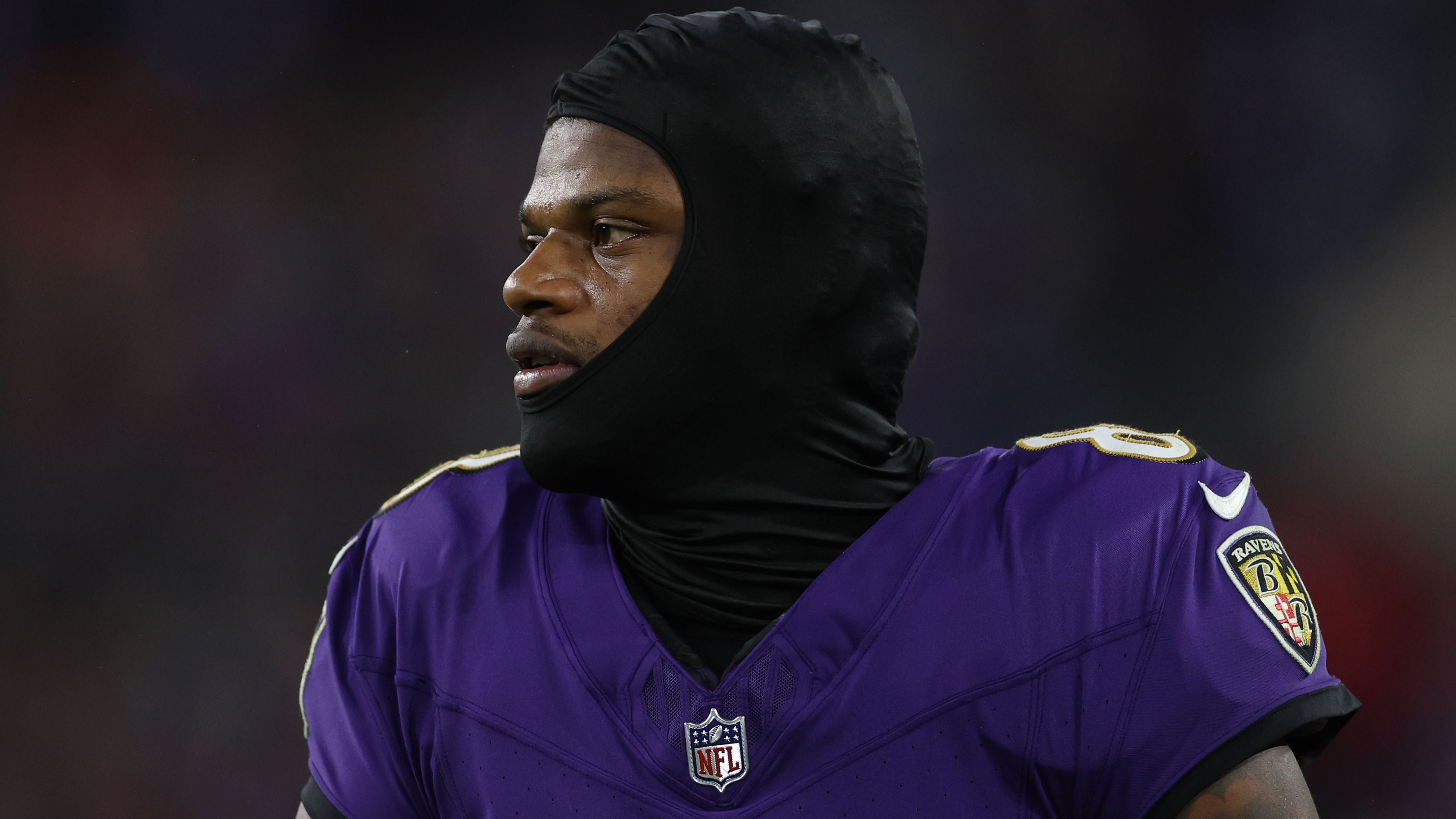 <strong>Verlierer: Lamar Jackson (Baltimore Ravens)</strong><br>Logisch, das lag auch am Playcalling, der Offensive Line und den Receivern. Aber spätestens bei der Endzonen-Interception, als er Isaiah Likely in Dreifach-Deckung anwerfen wollte, war das Verständnis für den bald zweimaligen MVP zu Ende. Er ist weiterhin das Gesicht des Fehlschlags in den Playoffs.