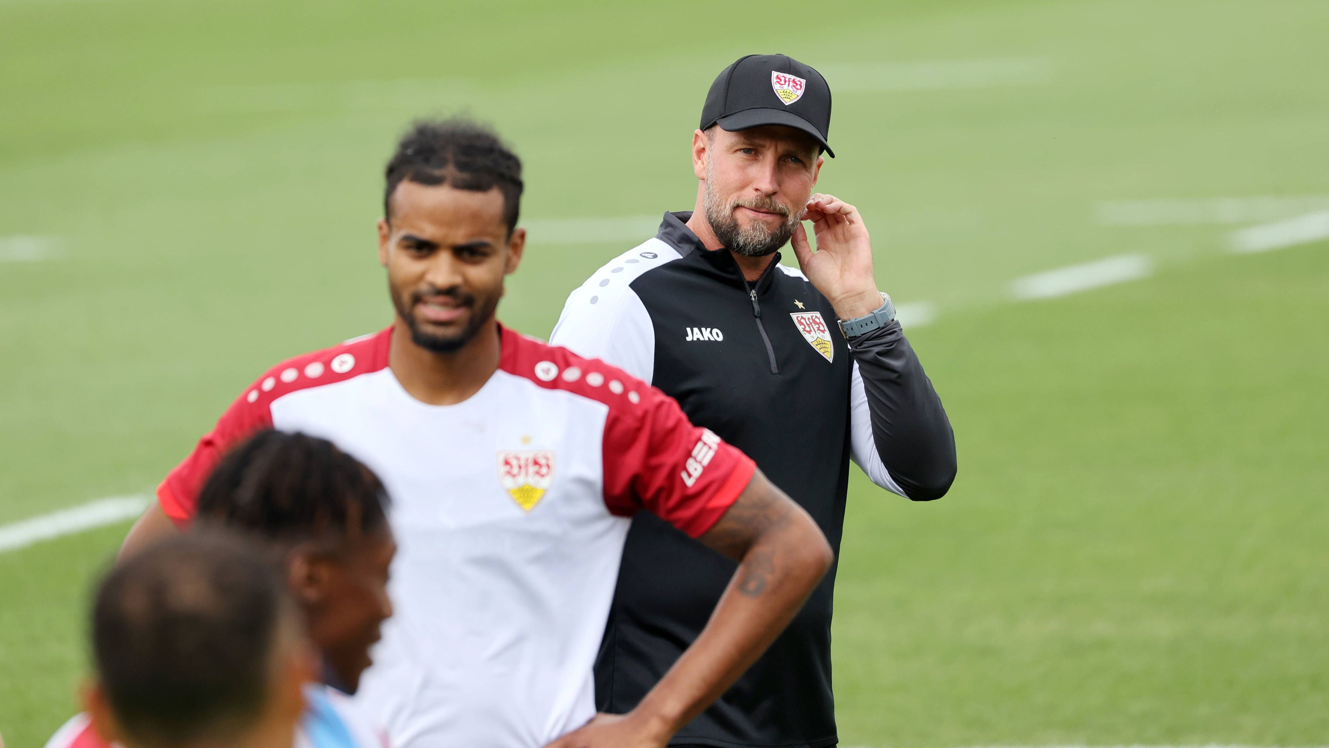 <strong>VfB Stuttgart</strong><br><em><strong>Zugänge:</strong></em><br>Lorenz Assignon (Stade Rennes, Ablöse: 12 Mio. Euro)<br>Lazar Jovanovic (Roter Stern Belgrad, Ablöse: 5 Mio. Euro)<br>Noah Darvich (FC Barcelona, Ablöse: 1 Mio. Euro)<br><br><strong><em>Abgänge:</em></strong><br>Woo-yeong Jeong (Union Berlin, Ablöse: 4 Mio. Euro)<br>Luca Raimund (Fortuna Düsseldorf, Ablöse: 400.000 Euro)<br>Dennis Seimen (SC Paderborn, Leihe)<br>Luca Pfeiffer (SV Elversberg, Ablöse: nicht bekannt)