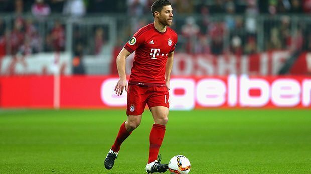 
                <strong>Mittelfeld: Xabi Alonso (34, FC Bayern München)</strong><br>
                Mittelfeld: Xabi Alonso (34, FC Bayern München): Ende 2015 hat der Spanier seinen Vertrag beim Rekordmeister verlängert, ans Aufhören denkt er trotz seiner 34 Jahre also noch lange nicht. Der Verein weiß es zu schätzen. Im defensiven Mittelfeld ist er unangefochten, gerade nach dem Weggang von Bastian Schweinsteiger gibt Alonso häufig den Ton an.
              