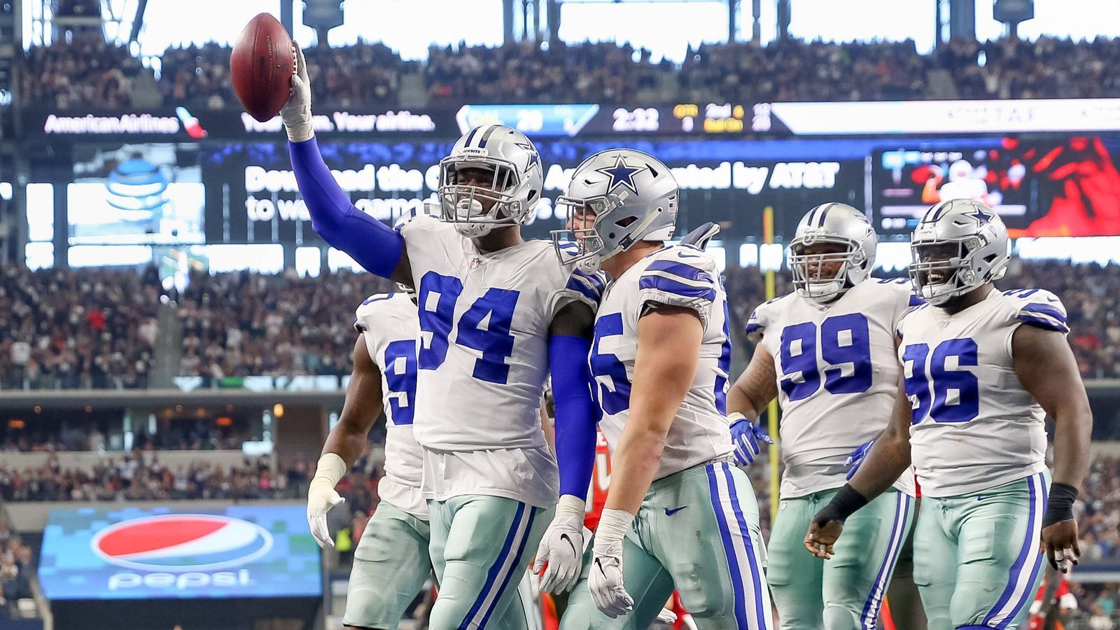 
                <strong>Dallas Cowboys</strong><br>
                Mit einem 27:20-Erfolg gegen die Tampa Bay Buccaneers haben sich die Dallas Cowboys den Titel in der NFC East gesichert und somit den Sprung in die Playoffs geschafft. Somit sind die Cowboys nach einem Jahr Pause wieder in der Postseason vertreten.
              