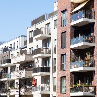 Fassade eines modernen Wohngebäudes in Hamburg, Deutschland