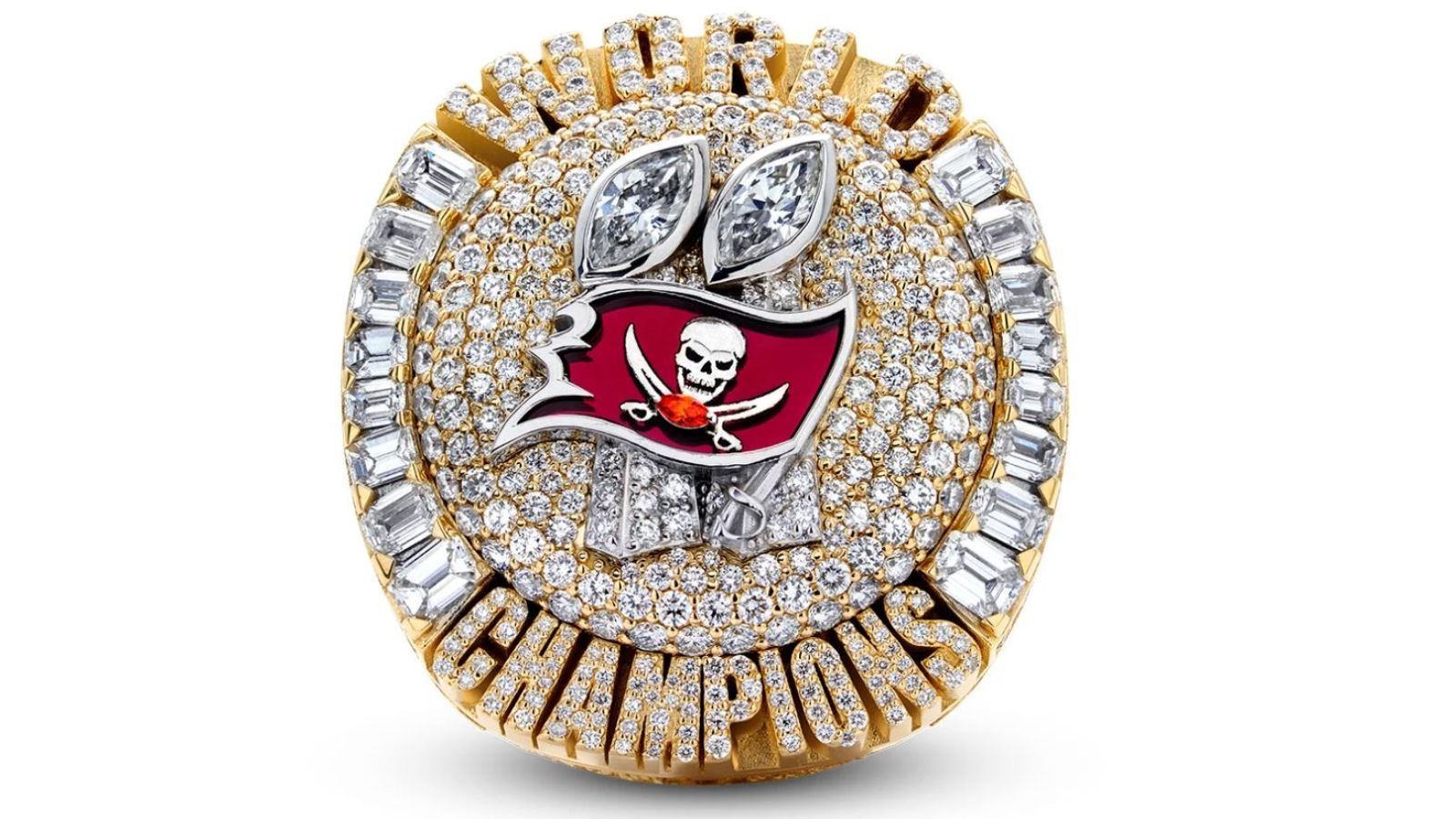 
                <strong>"Tampa Bay Buccaneers - World Champions"</strong><br>
                "Der unglaublichste Ring, der jemals gemacht wurde", so tönte Tom Brady bei der Zeremonie über seinen mittlerweile siebten Ring an der Hand. Bei seiner Rede sagte er, wie bereits in New England: "Mein liebster Ring ist der Nächste". Ob der nächste auch so pompös aussieht wie Dieser?
              