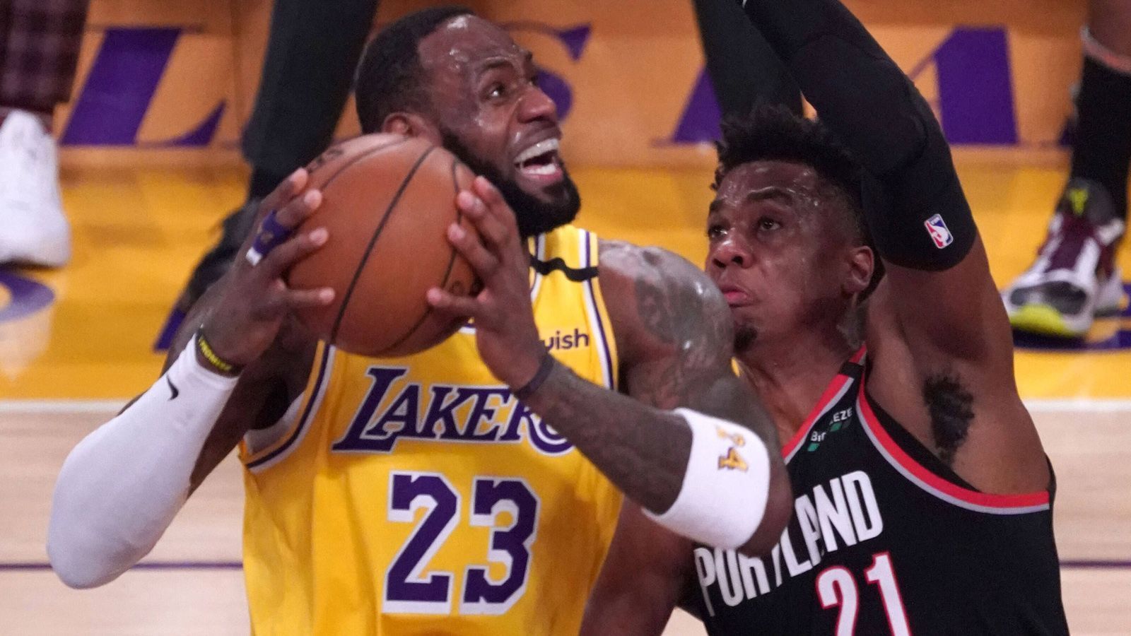 
                <strong>Westen: Los Angeles Lakers (1) vs. Portland Trail Blazers (8) </strong><br>
                LeBron James und Anthony Davis gegen Damian Lillard – selten wurde ein Duell zwischen dem Ersten und dem Achten im Westen mit so viel Spannung erwartet. Lillard spielte seit dem Restart wie von einem anderen Stern, knapp 37 Punkte pro Spiel bescherten ihm sogar den Titel des "Bubble-MVPs". Portland agiert insgesamt sehr offensiv, hat dafür aber eklatante Schwächen im Defensivverhalten (Platz 27 in der Liga, schwächste Defense nach Weihnachten). Davis (Punkteschnitt 26,1) und James (25,3) sind eingespielt und könnten diese Schwächen vor allem im Pick and Roll attackieren. Konzentriert sich Portlands Defense mit allen Mitteln auf das Superstar-Duo, hat James die Klasse, als bester Vorlagengeber der NBA (10,2 Assists pro Spiel) offene Schützen an der Dreierlinie zu finden. ran.de-Tipp: Die Lakers gewinnen mit 4:1
              