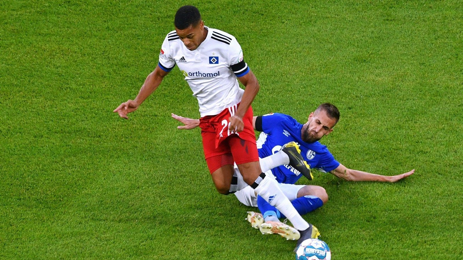 
                <strong>Jan Gyamerah (Hamburger SV)</strong><br>
                Leistet sich vor dem 0:1 (7.) einen üblen Ballverlust - dieser Treffer geht zu einem großen Teil auf seine Kappe. Findet rechts im Gegensatz zur linken Seite kaum statt. Verliert Idrizi kurz nach Seitenwechsel aus den Augen, der den Ball nicht ins Tor bekommt. Bleibt auch in der Folge ein Unsicherheitsfaktor. ran-Note: 5
              