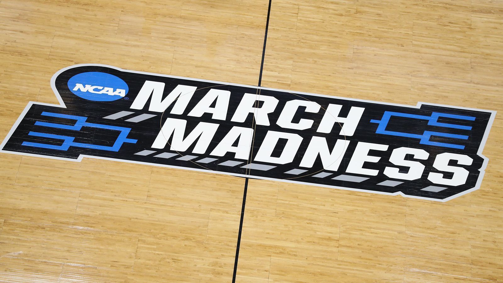 
                <strong>College Basketball im Ausnahmezustand – So verrückt ist das "March Madness"-Turnier </strong><br>
                Die NFL ist bereits im sportlichen Winterschlaf, NBA und NHL noch weit von den Playoffs entfernt. Der März gehört in den USA fest dem College-Basketball. Nach einem Jahr Corona-Pause findet das Finalturnier mit dem Beinamen "March Madness", ab Donnerstag wieder statt. In den Staaten herrscht über drei Wochen Ausnahmezustand. ran.de zeigt, warum das Turnier so populär ist, wer die Favoriten sind und welche deutschen Spieler um die Krone kämpfen.  
              