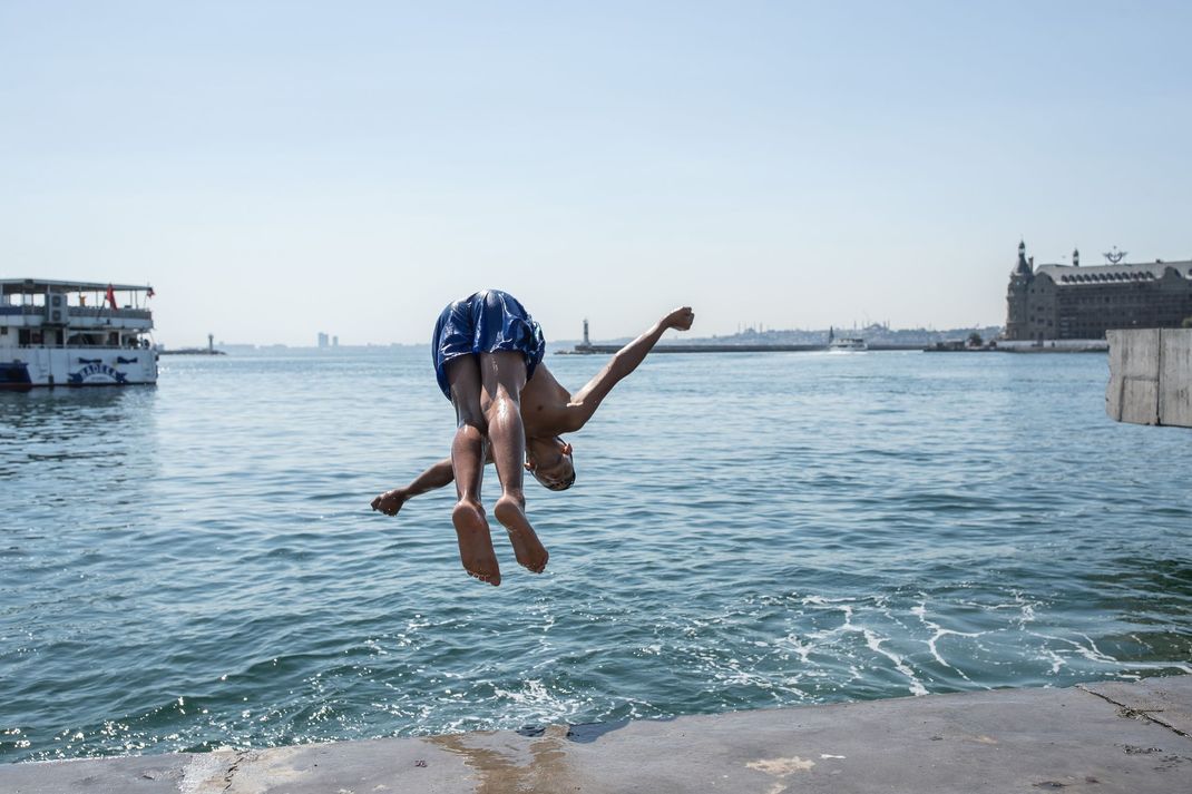 Während in manchen Urlaubsländern Sommerwetter herrscht, bleibt es in anderen Regionen überraschend kühl. (Symbolbild)