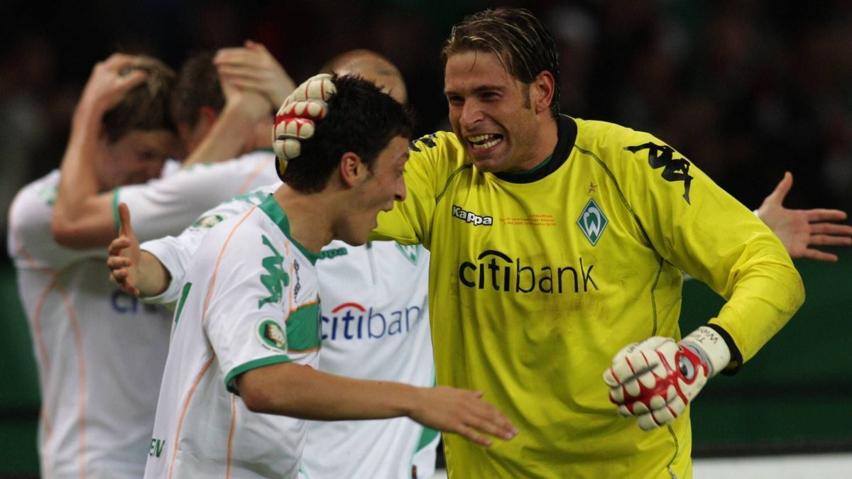 Mesut Özil und Torwart Tim Wiese (beide Bremen) - Schlussjubel nach dem Gewinn des DFB Pokals 2009 Fußball Herren DFB Pokal 2008 2009, Pokalspiel, Finale, Pokalfinale, SV Werder Bremen Gruppe Berli...