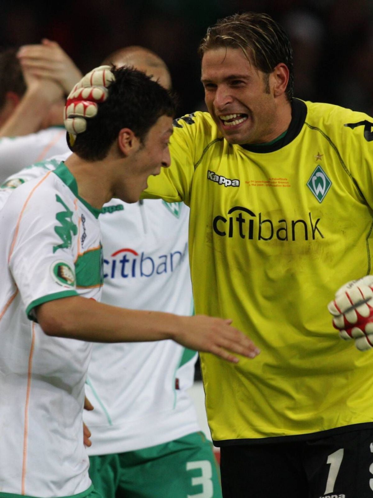 Mesut Özil und Torwart Tim Wiese (beide Bremen) - Schlussjubel nach dem Gewinn des DFB Pokals 2009 Fußball Herren DFB Pokal 2008 2009, Pokalspiel, Finale, Pokalfinale, SV Werder Bremen Gruppe Berli...