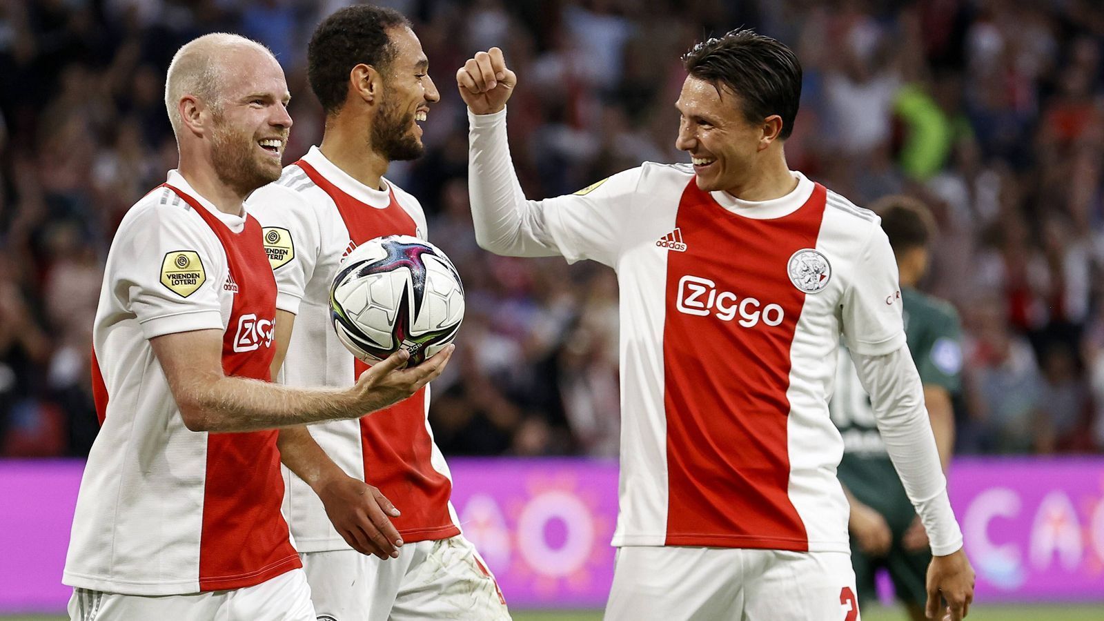 
                <strong>Ajax Amsterdam (Niederlande)</strong><br>
                Mit dem 35. Meistertitel der Vereinsgeschichte sicherte sich Ajax Amsterdam das Direkt-Ticket zur Königsklasse für die Saison 2021/22. Mit dabei unter den Meisterspielern der Niederländer ist auch der frühere Bremer Davy Klaassen (li.). Zudem verpflichtete Ajax im Sommer 2021 noch Offensivmann Steven Berghuis (re.) vom Eredivisie-Rivalen Feyenoord Rotterdam, was bei den Fans des abgebenden Vereins zu schweren Protesten führte. 
              