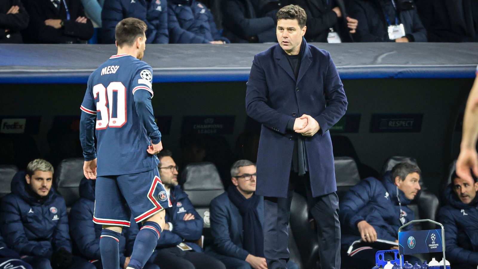 
                <strong>Mauricio Pochettino, Tuchels Nachfolger bei PSG: Punkteschnitt von 2,15 - wenig Glanz</strong><br>
                Während Mauricio Pochettinos Amtszeit wurde der Pariser Prunksturm um ein weiteres Juwel erweitert: Lionel Messi zog 2021 an die Seine. Doch die gewünschte Trophäenjagd blieb aus. PSG gewann mit dem argentinischen Trainer und seinem Landsmann Messi zwar die Ligue 1 und den Ligapokal. Doch die Champions League und der französische Pokal blieben Pochettino verwehrt. Auch sein Punkteschnitt von 2,15 ist im Vergleich zu Tuchel (2,35) zu wenig. Im Sommer 2022 wurde er freigestellt. 
              