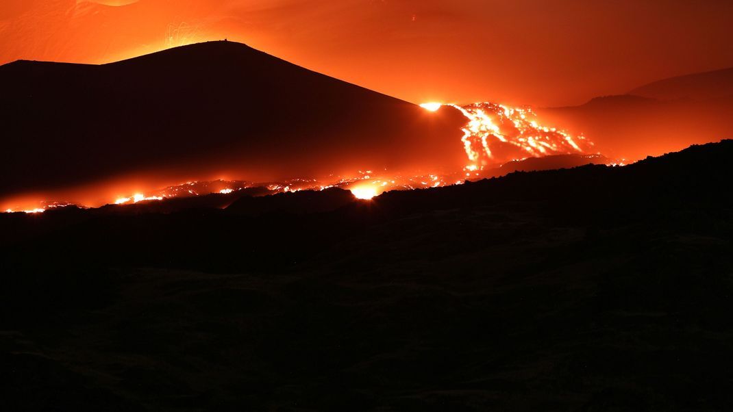 Weltweit sollen 19 Vulkane gleichzeitig ausbrechen. Auch Europas höchster aktiver Vulkan, der Ätna (Bild), spuckt große Mengen Lava.