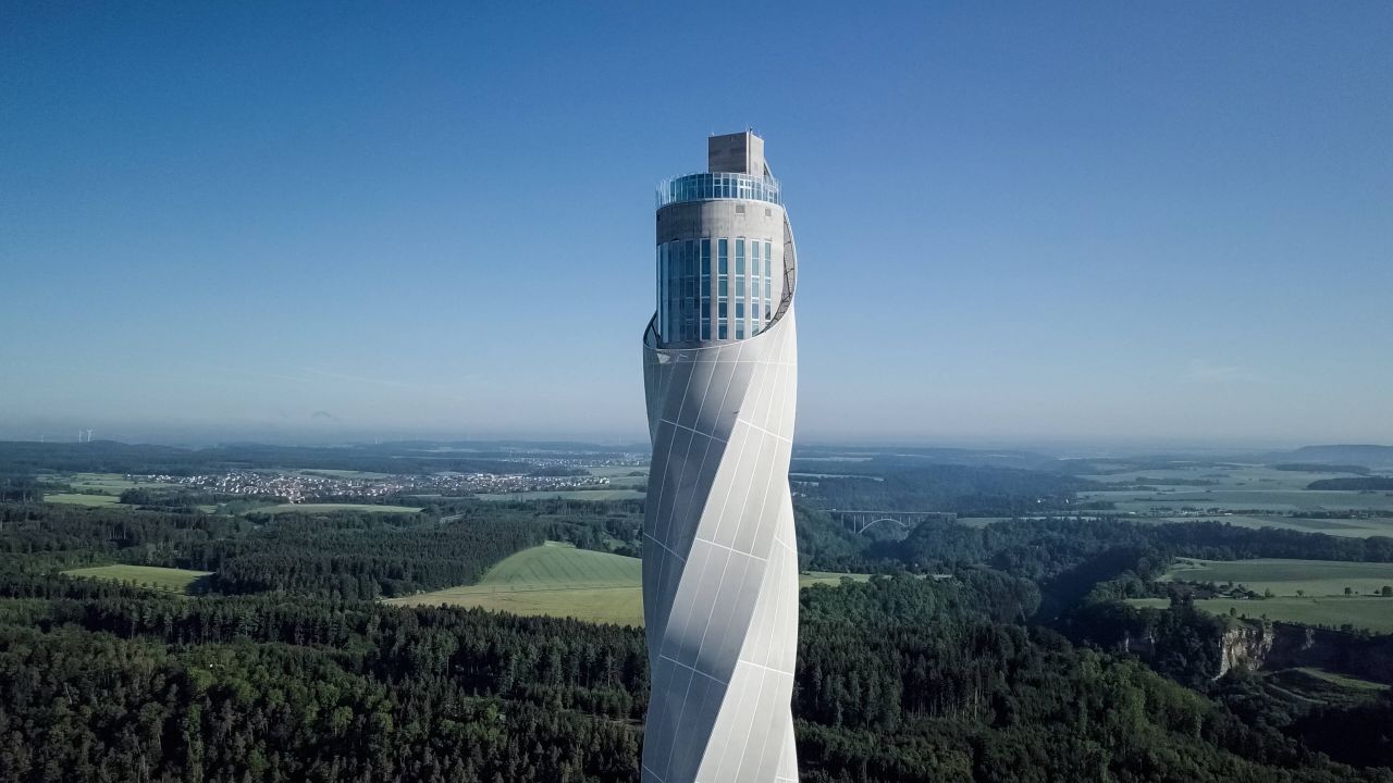 Was ist das denn? Diesen Turm mit Wendelrohr siehst du von der Autobahn aus bei Rottweil in Baden-Württemberg. Es ist ein Testturm für Aufzüge, die in bis zu 18 Meter pro Sekunde in die Höhe schnellen. Die Aussichtsplattform ist die höchste Besucherplattform Deutschlands: auf 232 Meter Höhe .