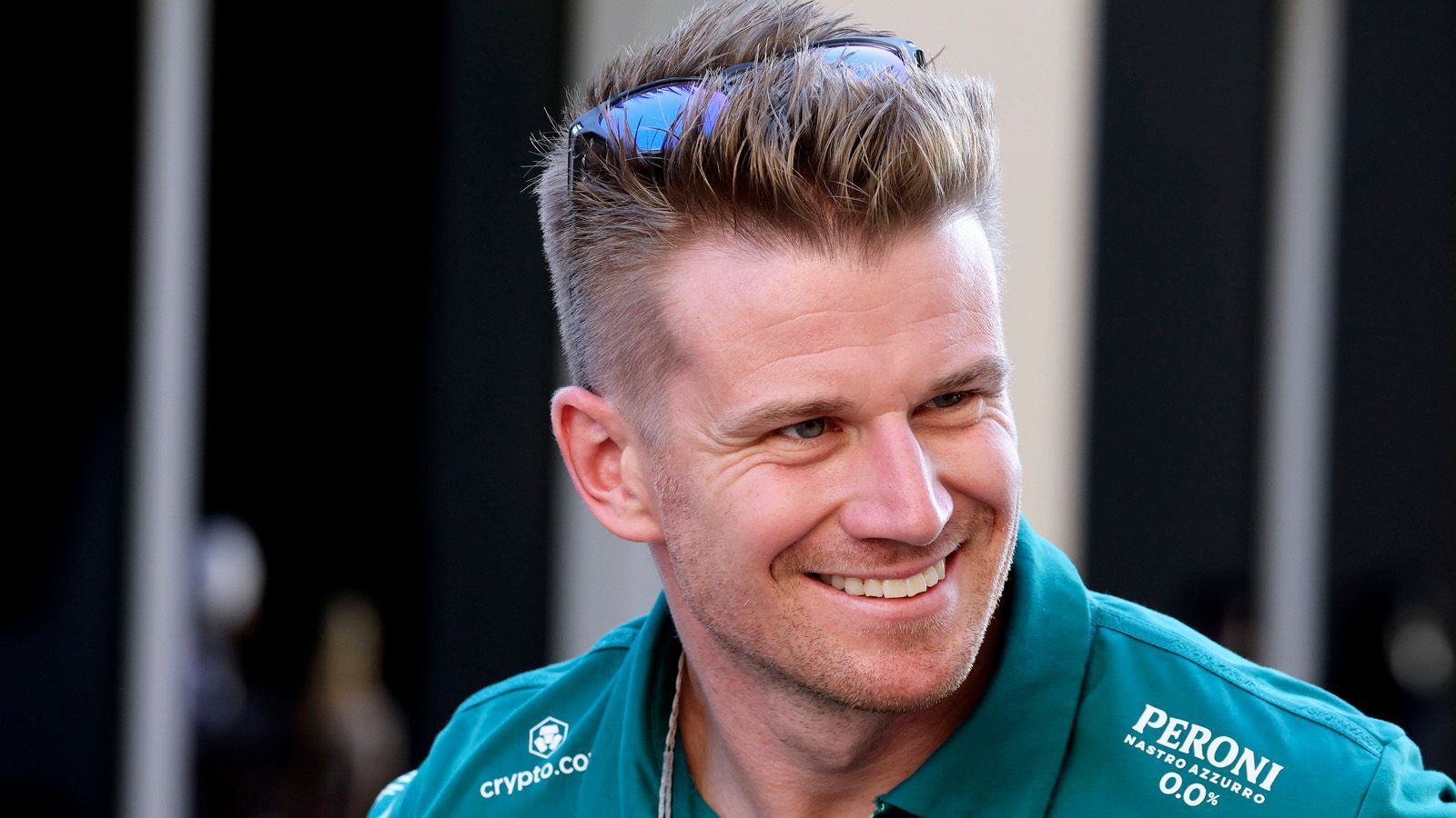 
                <strong>Gewinner: Nico Hülkenberg  </strong><br>
                Die Geduld hat sich ausgezahlt. Nachdem Nico Hülkenberg drei Jahre lang kein Stammcockpit in der Formel 1 bekam, kehrt der Deutsche 2023 wieder zurück und wird für Haas unterwegs sein. Seine ordentlichen Auftritte als Ersatzfahrer, er absolvierte 2022 zwei Rennen für Aston Martin, waren ein Empfehlungsschreiben. Der Emmericher fühlt sich gut gerüstet und verriet der "Bild": "Ich stehe gut da, arbeite viel im Gym. Die Fahr-Fitness fehlt natürlich, die bekommt man halt vor allem beim Fahren. Ich werde jetzt aber noch eine Schippe drauflegen, will natürlich in erstklassiger Form in die Saison starten."
              