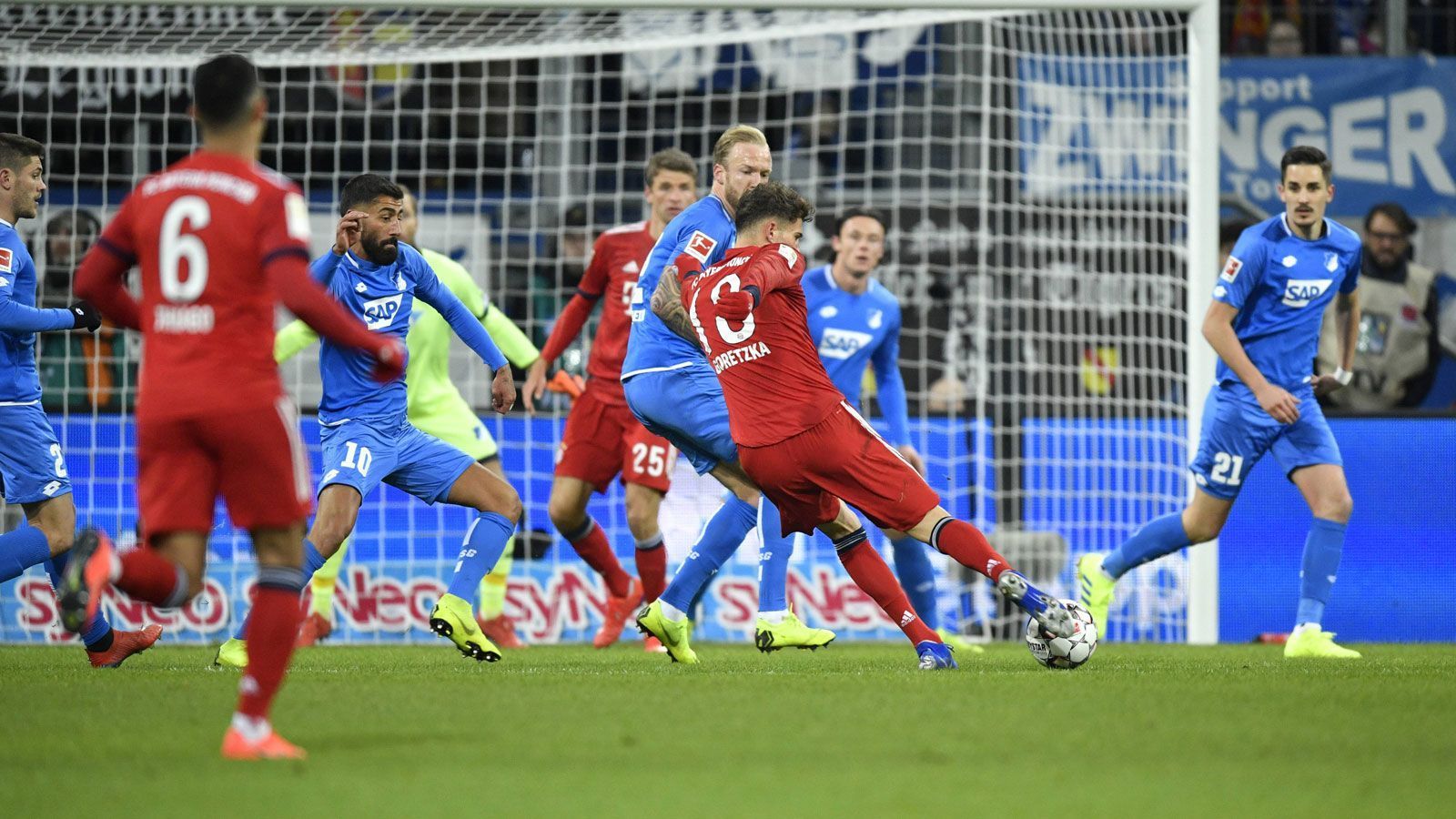 
                <strong>Fulminanter Rückrunden-Auftakt des FC Bayern</strong><br>
                Der FC Bayern hat seine Rolle als BVB-Jäger angenommen. Beim Rückrunden-Auftakt in Hoffenheim gelang dem Münchner Star-Ensemble ein 3:1-Sieg. Dabei überzeugten die Bayern allerdings nur in der ersten Hälfte. Die Spieler in der Einzelkritik.
              