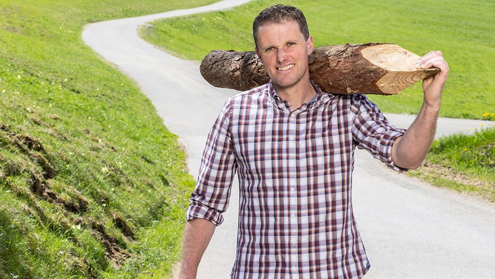 An seiner Seite wünscht er sich eine liebe und treue Partnerin, die ihn mit offenen Armen (und strahlend blauen Augen) begrüßt.