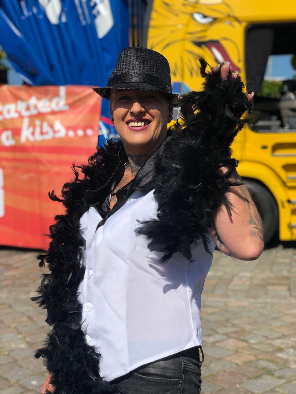 Perfekt geschmückt für die Party: "Trucker Babe" Jana.