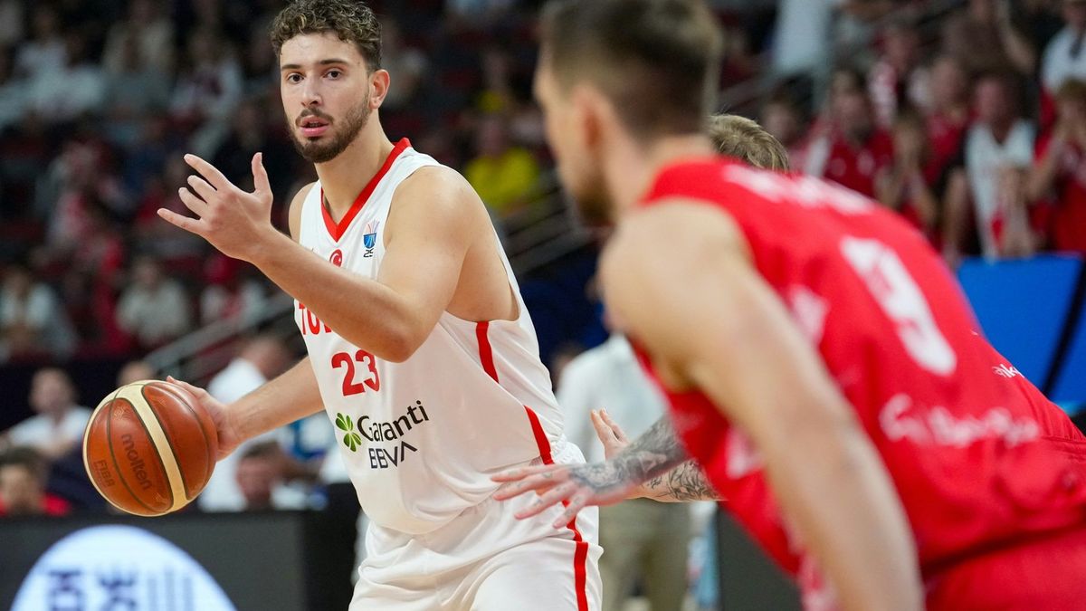 Sengün (l.) spielt in der NBA bei den Houston Rockets