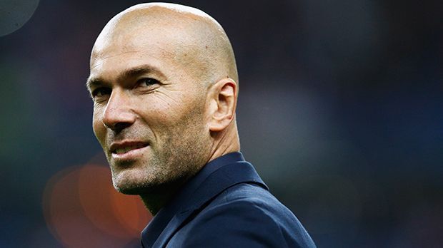 
                <strong>Zinedine Zidane</strong><br>
                Zinedine Zidane: Real Madrid. Die spanischen Spatzen pfeifen es schon lange von den Dächern: Zizou soll Trainer der Königlichen werden. Die Ausbildungszeit als Berater und Co-Trainer der Profis sowie als Cheftrainer der zweiten Mannschaft ist zu Ende. Die Fans fordern seinen Schritt in die erste Reihe.
              