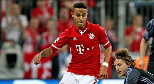 
                <strong>Thiago (FC Bayern München)</strong><br>
                Das Herzstück der Bayern bei fast jedem Angriff der Taktgeber. Tut sich aber phasenweise schwer, das Spiel richtig an sich zu reißen. Ist nach Javis Platzverweis mehr in der Defensive gefordert. ran-Note: 3
              