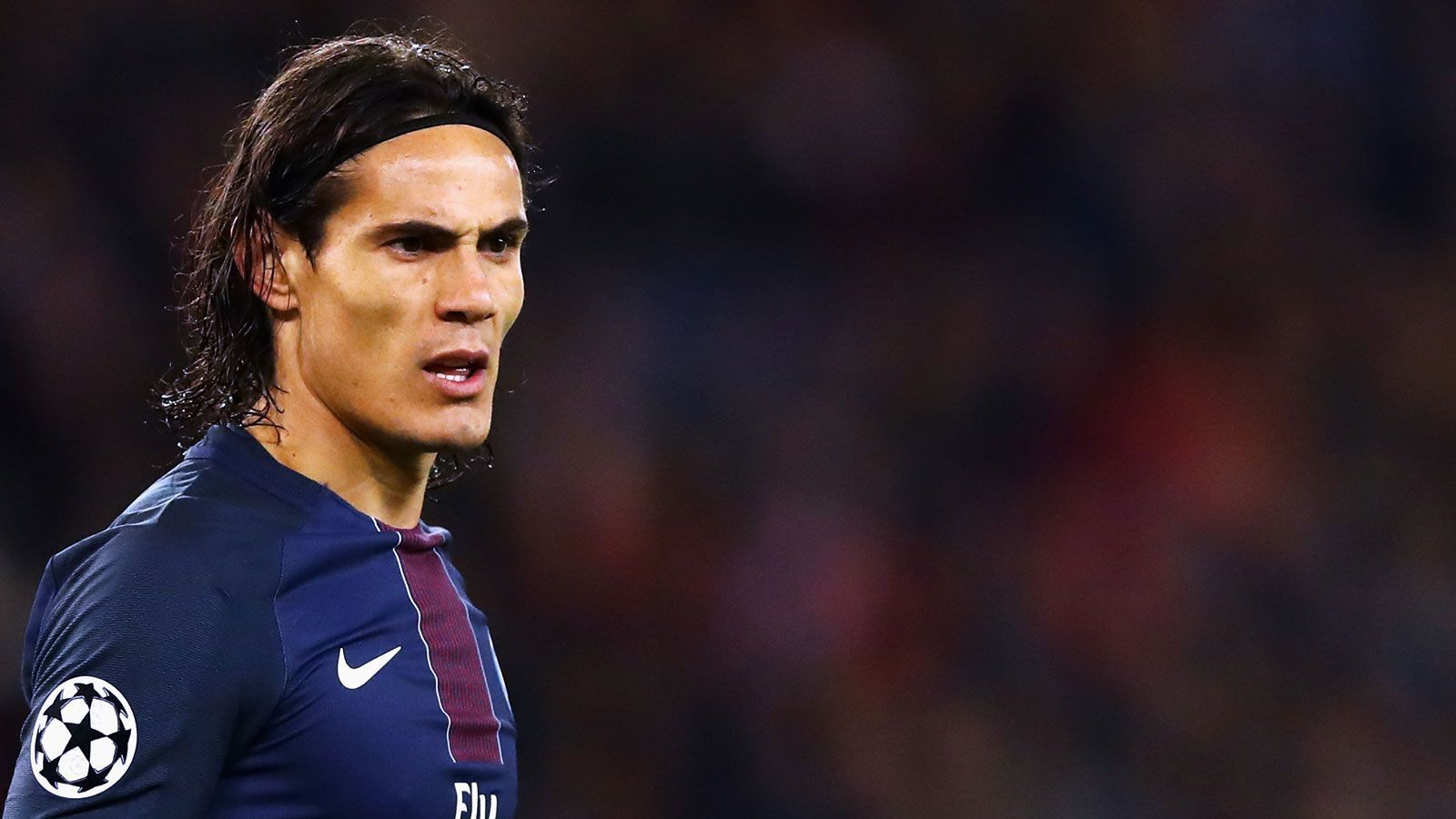 
                <strong>Edinson Cavani</strong><br>
                Der ablösefreie "Deadline Day"-Transfer Edinson Cavani wird also die neue Sieben bei den "Red Devils". Der Stürmer kommt ablösefrei für ein Jahr mit der Option auf ein weiteres. In den letzten Jahren hat der uruguayische Nationalstürmer groß bei PSG aufgetrumpft - mit 200 Toren in 301 Einsätzen ist er der Rekordtorschütze des Klubs. Nun soll der 33-Jährige sein Können im Team von Ole Gunnar Solskjaer beweisen. "Cavani bringt viel Power und Energie mit und kann eine Mannschaft führen. Er gibt alles für das Team und garantiert vor allem Tore", sagte der Trainer zum Transfer. Sein Vorgänger mit der Nummer 7 ...
              