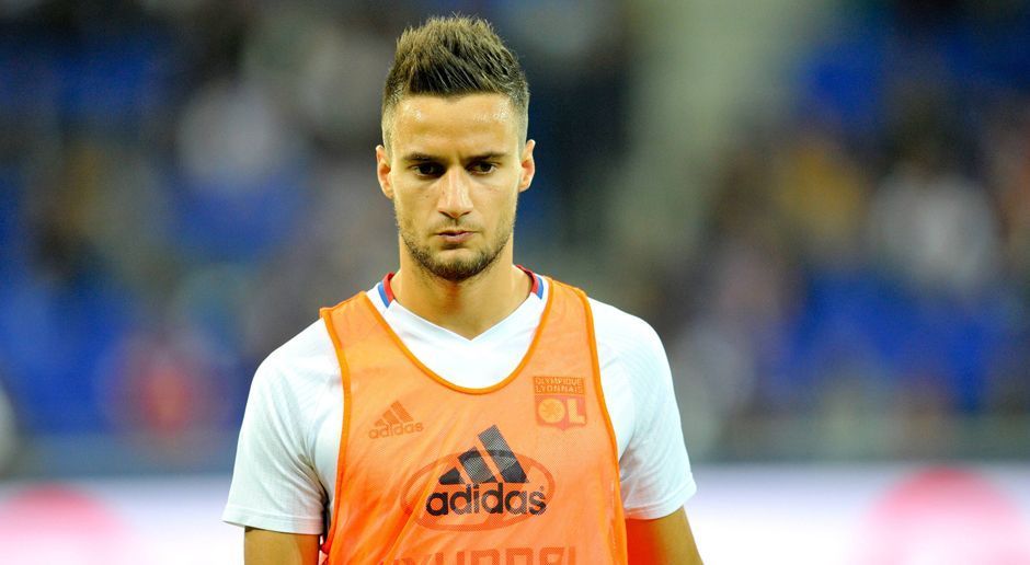 
                <strong>Emanuel Mammana (Olympique Lyon)</strong><br>
                Emanuel Mammana (Olympique Lyon): Erst im Sommer kam der 20-jährige Argentinier aus seinem Heimatland von River Plate nach Frankreich. 7,5 Millionen Euro Ablöse ließ sich Lyon den Transfer des Talents kosten. Mammana ist ausgebildeter Innenverteidiger, kann aber auch auf der rechten Abwehrseite spielen. 
              