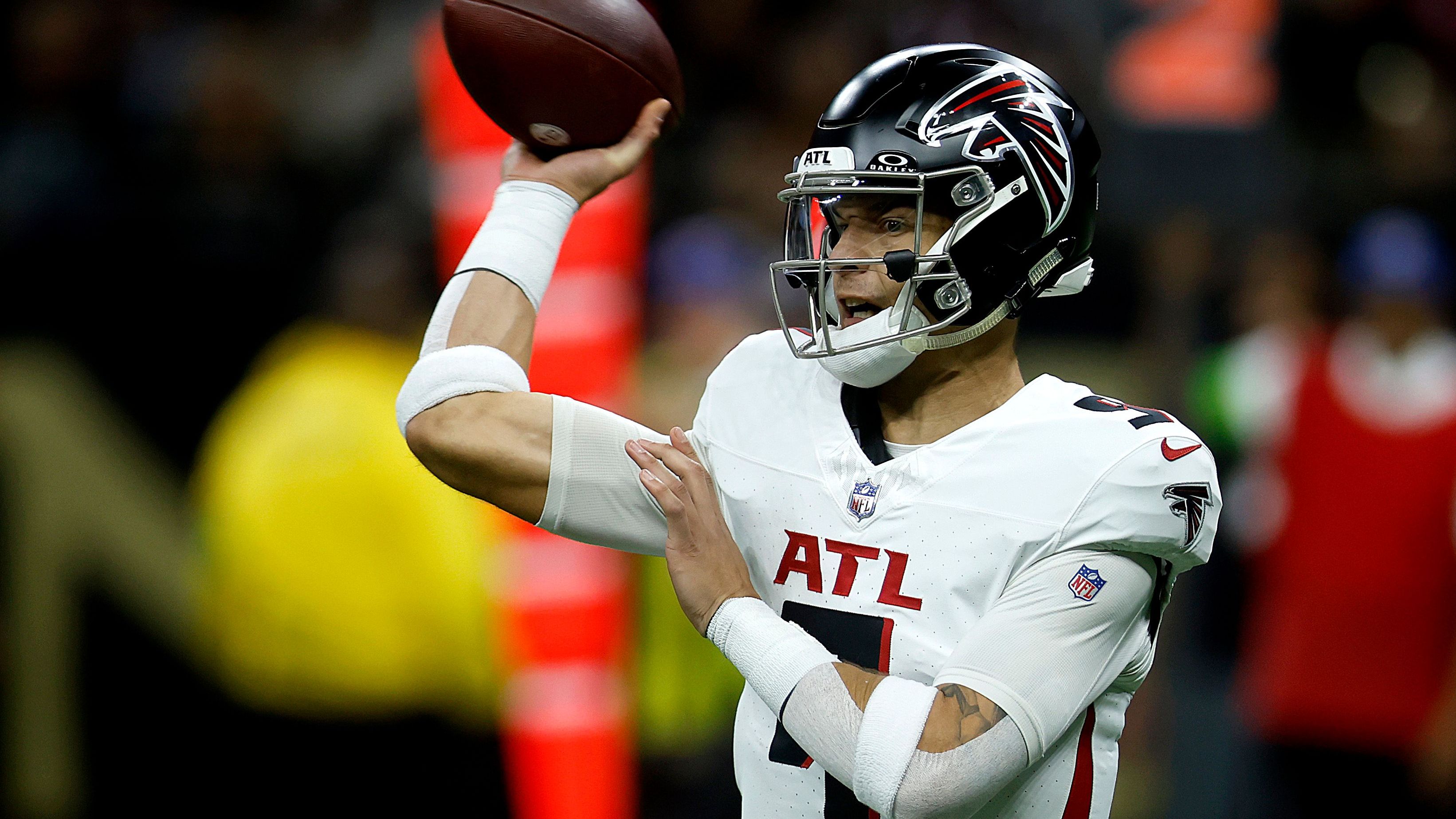 <strong>Atlanta Falcons</strong> <br>Die Atlanta Falcons haben ein gutes Team, dem eigentlich nur ein richtig guter Quarterback fehlt, um für Furore zu sorgen. Weder Taylor Heinicke noch Desmond Ridder (Bild) scheinen das Zeug dazu zu haben. Der achte Pick im Draft könnte ebenfalls zu spät zu sein, um ein Top-Talent zu bekommen. Vielleicht könnte deshalb ein Trade für Russell Wilson die Lösung sein.