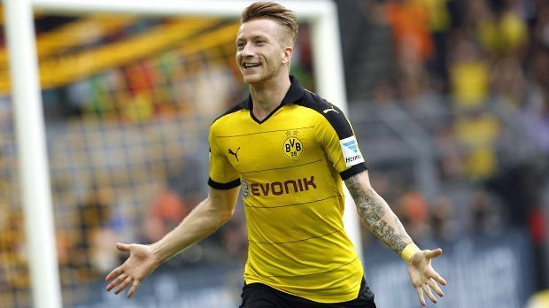 
                <strong>Marco Reus</strong><br>
                Marco Reus schlägt zum Bundesliga-Auftakt 2015/2016 eiskalt zu. Beim Sieg über seinen Ex-Klub Borussia Mönchengladbach trifft der Nationalspieler zum zwischenzeitlichen 2:0 für den BVB. Doch er unterlässt große emotionale Ausbrüche und jubelt eher dezent über seinen sehenswerten Treffer.
              