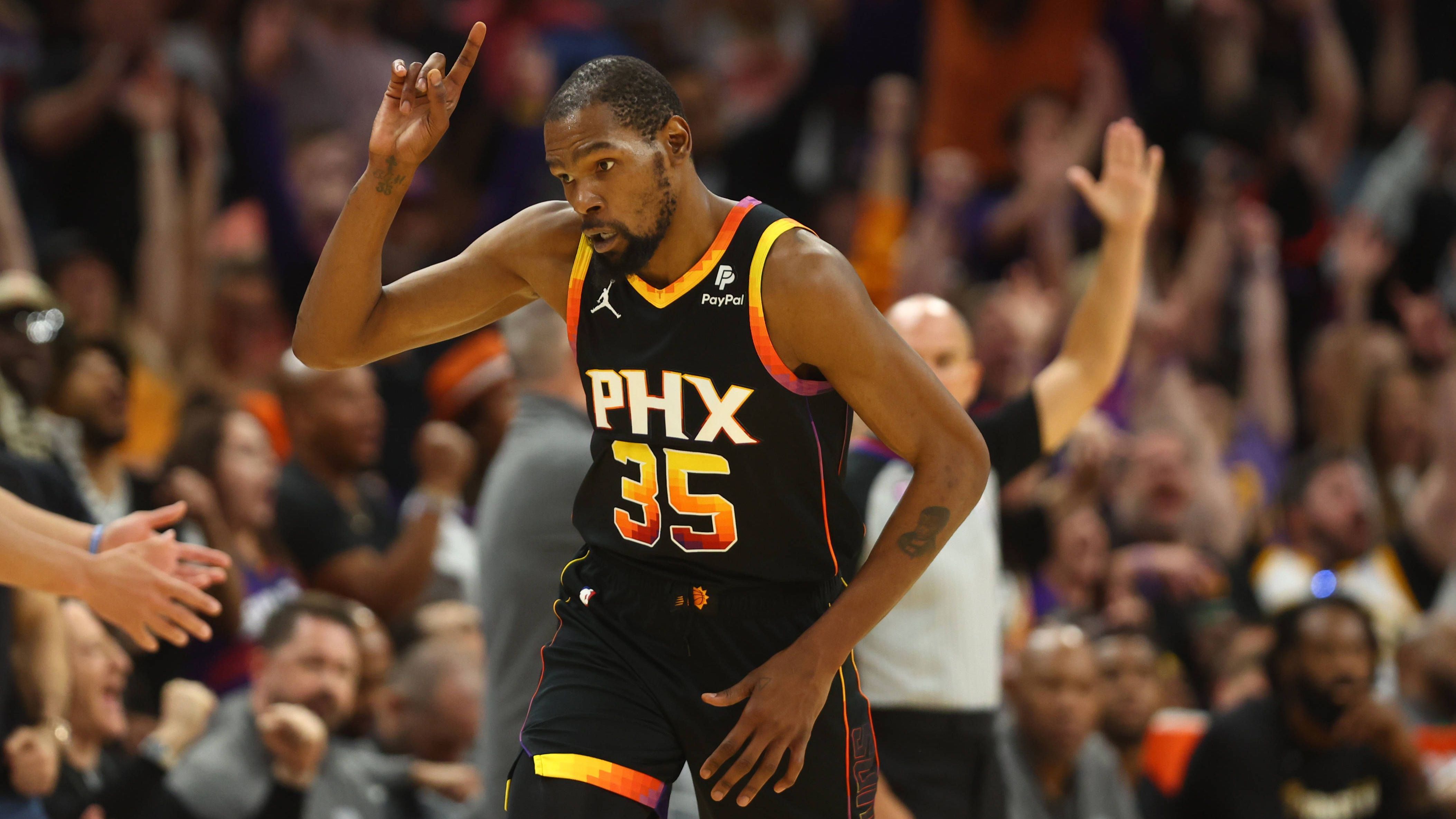 <strong>Kevin Durant</strong><br>Mit den Phoenix Suns gehört der MVP von 2014 in der kommenden NBA-Saison (<a href="https://www.ran.de/sports/basketball/nba/news/nba-live-uebertragung-stream-free-tv-deutschland-323386">die Saisoneröffnung vom 24. auf den 25. Oktober LIVE auf <strong>ProSieben</strong> und im Livestream auf ran.de, in der ran App und auf Joyn</a>) zum erweiterten Kreis der Titelkandidaten.