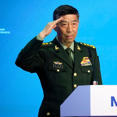 Li Shangfu, Verteidigungsminister von China, salutiert beim Betreten der Bühne, um seine Rede auf der XI. Moskauer Konferenz zur internationalen Sicherheit im Patriot-Park zu halten.