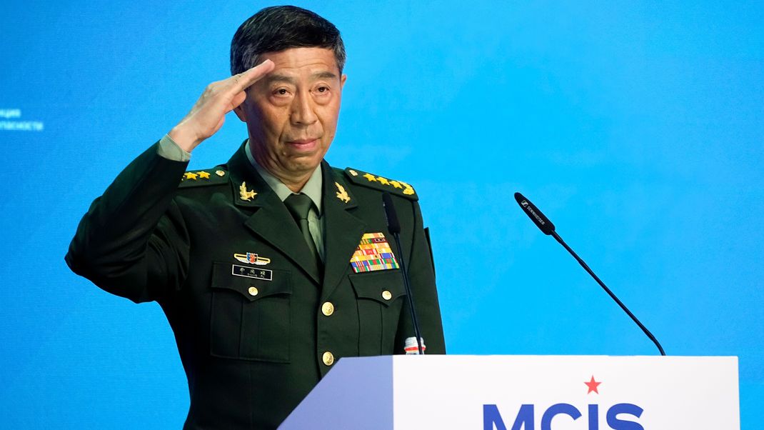 Li Shangfu, Verteidigungsminister von China, salutiert beim Betreten der Bühne, um seine Rede auf der XI. Moskauer Konferenz zur internationalen Sicherheit im Patriot-Park zu halten.