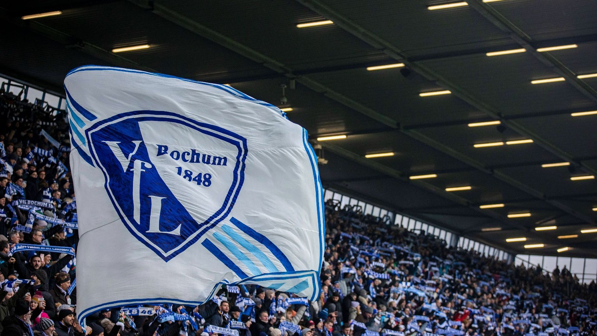 
                <strong>Platz 10 - Vonovia Ruhrstadion (VfL Bochum)</strong><br>
                Tief im Westen verstaubt zwar die Sonne, dafür werden die Kehlen im Bochumer Stadion ordentlich durchfeuchtet. Denn mit 4,30 Euro ist das Bier so günstig zu haben wie sonst nirgends in der Bundesliga. Insgesamt reicht es für das Ruhrstadion zu einem Mittelfeldplatz.
              