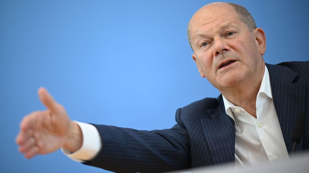 Bundeskanzler Olaf Scholz (SPD) äußert sich auf seiner Sommer-Pressekonferenz in der Bundespressekonferenz zu aktuellen Themen der Innen- und Außenpolitik.