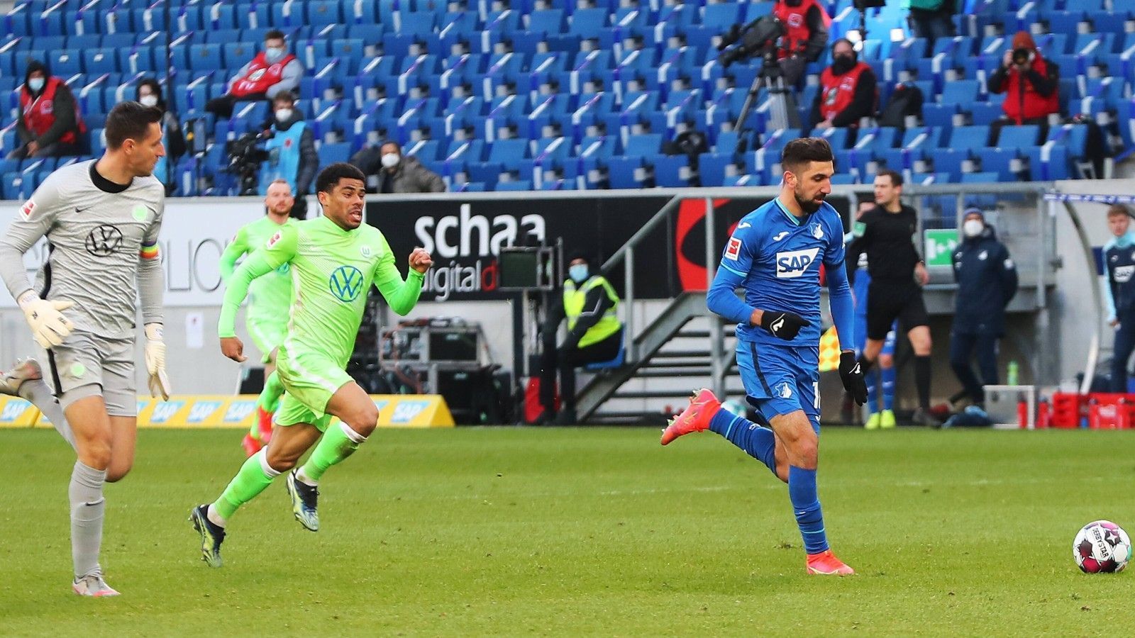 
                <strong>Otavio foult Dabbur</strong><br>
                Spektakuläre Szene in der Partie zwischen der TSG Hoffenheim und dem VfL Wolfsburg. In der Nachspielzeit bekamen die in Rückstand liegenden Wölfe noch einmal eine Ecke zugesprochen, auch Torwart Casteels eilte mit nach vorne. Doch den Hausherren aus Sinsheim gelang es, die Situation zu klären und im Gegenzug Munas Dabbur auf die Reise zu schicken.
              