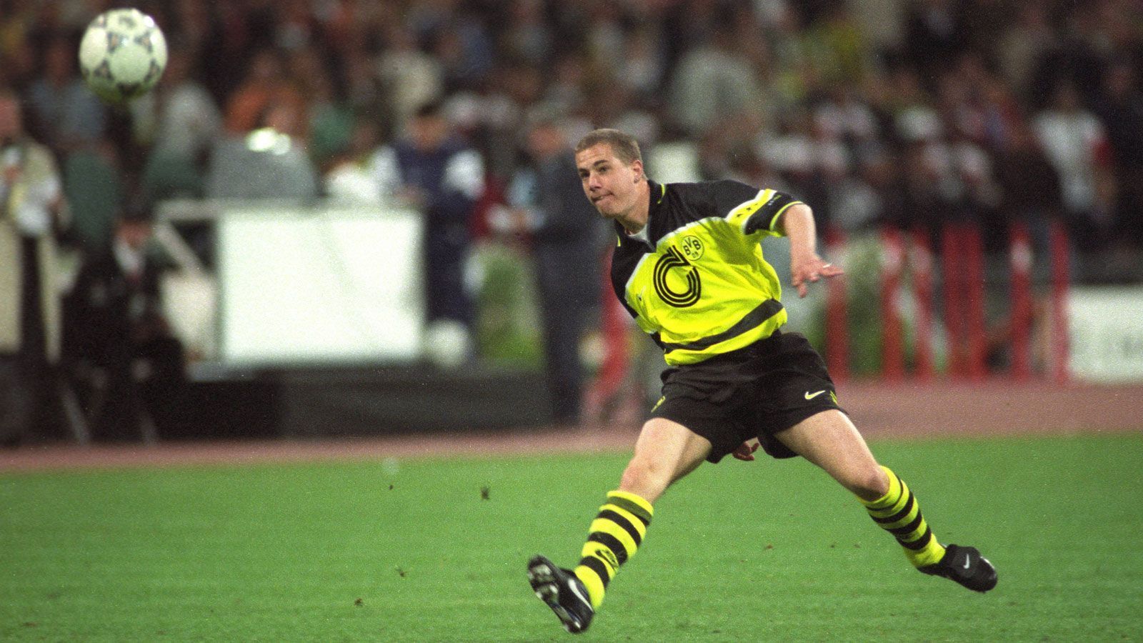 
                <strong>Borussia Dortmund - Juventus Turin 3:1 (Champions-League-Finale 1996/97)</strong><br>
                "Ricken, lupfen jetzt!" - die Worte von Kommentator Marcel Reif werden vielen Dortmund-Fans noch in den Ohren klingen. Die "Schwarz-Gelben" führen im Münchner Olympiastadion bereits mit 2:0, als die favorisierten Italiener zu Beginn der 2. Hälfte langsam aufwachen. In der 65. Minute gelingt Alessandro del Piero der Anschlusstreffer und das Spiel droht zu kippen. BVB-Trainer Ottmar Hitzfeld reagiert und wechselt in der 70. Minute den 20 Jahre alten Lars Ricken ein, der wenige Sekunden später von Andreas Möller in die Tiefe geschickt wird. Ricken erläuft Möllers Steilpass und hebt den Ball aus 20 Metern über Juventus-Torwart Angelo Peruzzi. Der BVB gewinnt zum ersten und bisher einzigen Mal die Königsklasse und Ricken wird über Nacht zum Star.
              