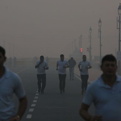 Jogger bei dichtem Smog im indischen Neu Delhi