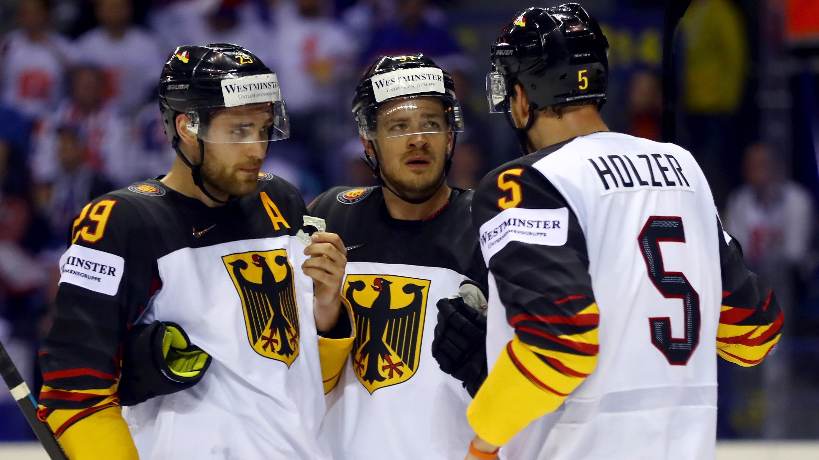 
                <strong>Die Gehälter der deutschen Eishockey-Nationalspieler</strong><br>
                Die deutschen Eishockey-Nationalspieler begeistern bei der Weltmeisterschaft zurzeit die Fans mit dem besten Turnier-Start seit 89 Jahren. Im Kern besteht die Mannschaft aus Bundesliga-Spielern, die besten Akteure kommen aber aus der amerikanischen Profiliga NHL. Das macht sich auch bei den Nettogehältern (geschätzt) bemerkbar - das Gefälle reicht von 0 Euro bis zu rund 4 Millionen Euro im Jahr. (Quelle: Sport Bild). 
              