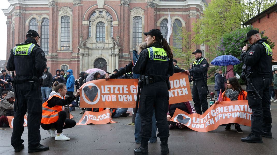 Polizisten haben Aktivisten der Klimagruppe "Letzte Generation" vor dem Hamburger Michel gestoppt.