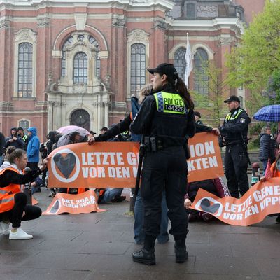 Polizisten stoppen Aktivisten der Klimagruppe Letzte Generation vor dem Hamburger Michel.