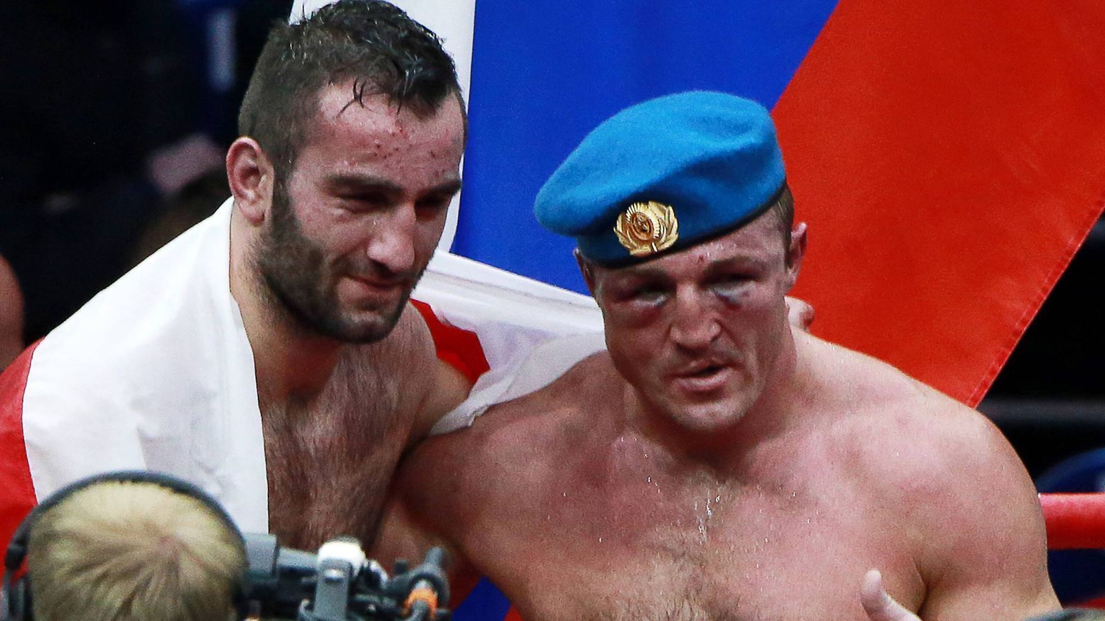 
                <strong>Murat Gassiev: "Iron" mischt das Cruisergewicht auf</strong><br>
                Gassiev leitet mit seinen erst 24 Jahren gerade so etwas wie eine Wachablösung im Cruisergewicht ein. 2015 bestritt er fünf Kämpfe, kletterte in der Rangliste weiter nach oben. Die große Chance im Dezember 2016 nutzte er: Da entriss er seinem neun Jahre älteren Landsmann Denis Lebedev die IBF-Krone.
              