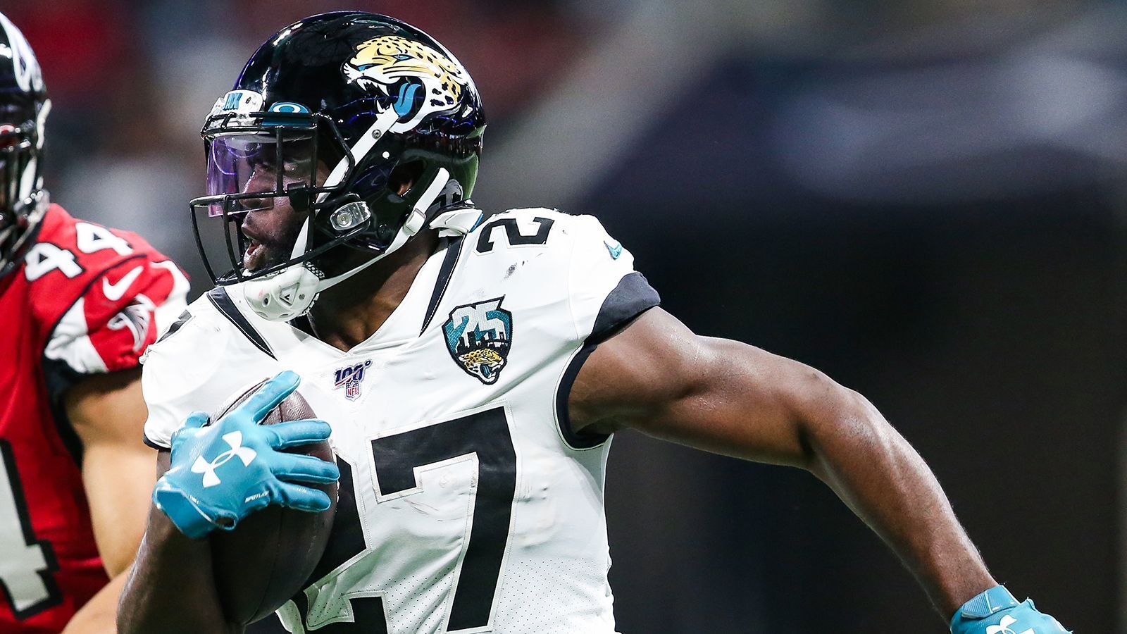 
                <strong>Leonard Fournette (Jacksonville Jaguars) </strong><br>
                Der nächste Akteur der Jacksonville Jaguars! Auch der Running Back scheint im Schaufenster zu stehen, Berichten zufolge sollen die Jaguars Fournette bereits angeboten haben. Sollte ein Team nicht ihren Wunsch-Running-Back im Draft erhalten, wäre Fournette eine starke Option. Der ehemalige Erstrunden-Pick sammelte in seinen ersten drei Spielzeiten 2.631 Rushing Yards.
              