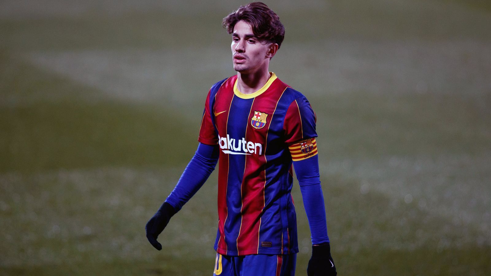 
                <strong>Alex Collado (FC Barcelona)</strong><br>
                Während Garcia vor einer Rückkehr zum FC Barcelona steht, könnten sich die Wege zwischen den Katalanen und Talent Alex Collado im Sommer trennen. Der Vertrag des Außenbahnspielers und Kapitäns der zweiten Barca-Mannschaft läuft aus. Zwar gibt es eine vereinsseitige Option zur Vertragsverlängerung, diese wurde bislang aber nicht gezogen. Das Eigengewächs hat bislang den großen Durchbruch bei den Barca-Profis nicht geschafft, kam nur zu zwei Einsätzen. Ansonsten ist Collado Leistungsträger von Barca B in der drittklassigen Segunda Division B. Bereits 2018 führte Collado die damalige U19 Barcas zum Titel in der UEFA Youth League und bestritt anschließend insgesamt 69 Spiele für die zweite Mannschaft der Katalanen.
              