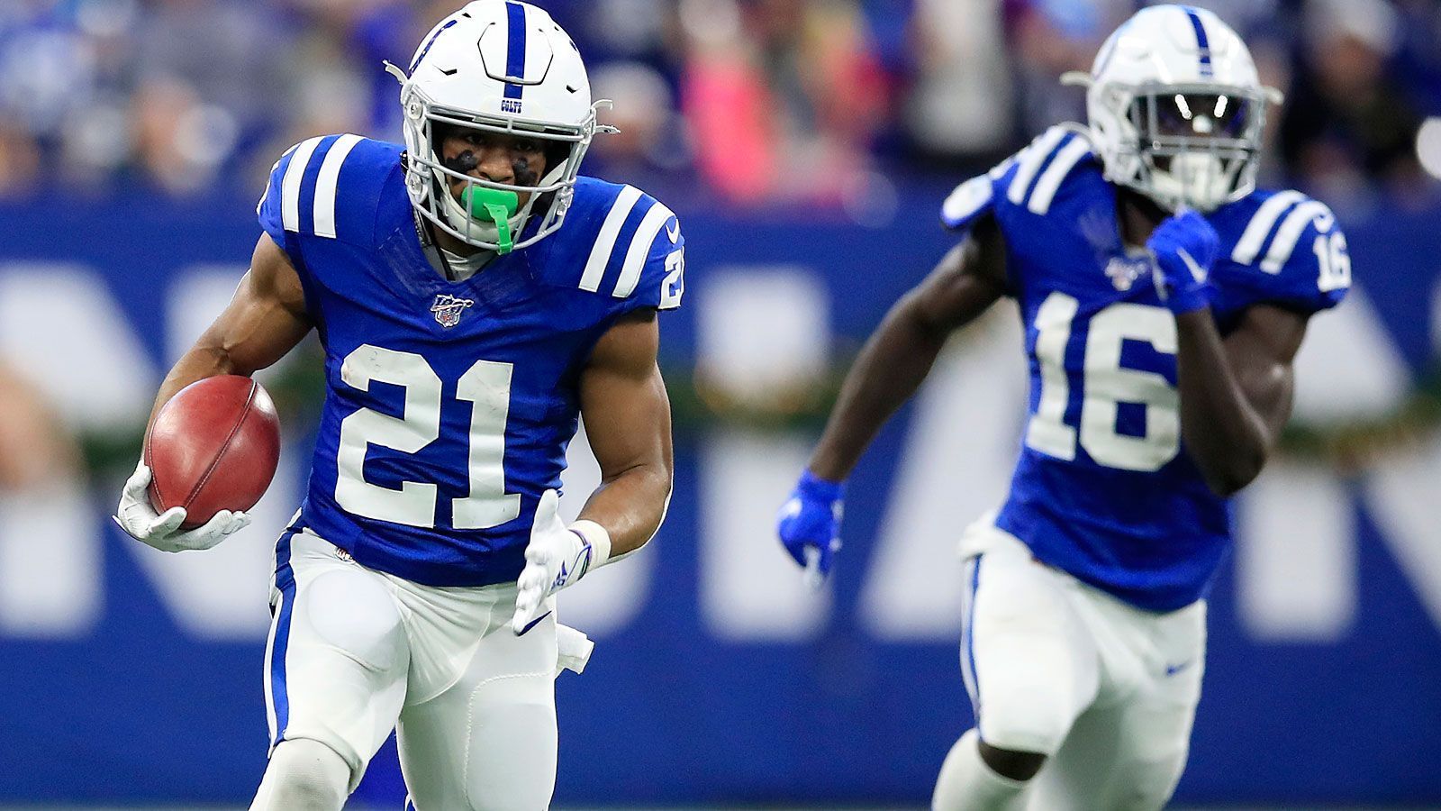 
                <strong>Gewinner: Nyheim Hines</strong><br>
                In Woche 13 verletzte sich Chester Rogers am Knie, Nyheim Hines musste die Rolle als Punt Returner der Indianapolis Colts übernehmen. Während Rogers die Aufgabe in den letzten Spielzeiten recht unspektakulär erledigte, war Running Back Hines sofort on fire. Nach bereits zwei starken Spielen zuvor gelang Hines am Sonntag ein 84-Yard-Punt-Return-Touchdown. Gut möglich, dass Hines auch weiter Bälle zurückträgt, wenn Rogers wieder fit ist.
              