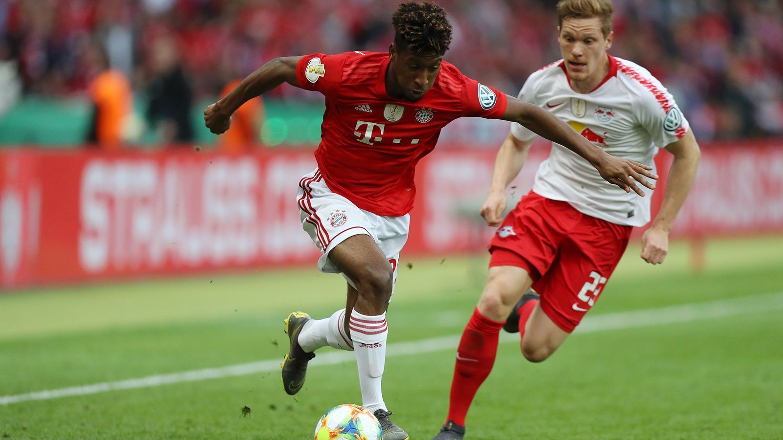 
                <strong>Kingsley Coman (FC Bayern München)</strong><br>
                Hat gute Aktionen und Ideen, die aber in vielen Fällen nichts bringen. Leitet mit seinem Pass auf Alaba die Führung ein, vergibt in der 42. Minute, nachdem er Gulacsi umkurvt, Konate aber per Kopf auf der Linie rettet. Lange nicht so gefährlich, wie er es sein könnte. Wie er vor dem 2:0 den Ball an- und mitnimmt, ist erste Sahne. ran-Note: 2
              