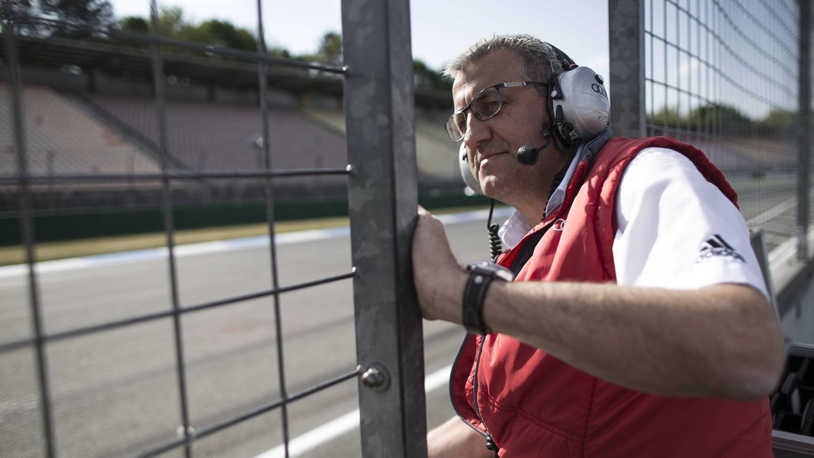 
                <strong>Audi Sport Team Phoenix</strong><br>
                Das Team ist bereits seit 2000 in der DTM - zunächst als Werksteam von Opel. Nach dem Ausstieg des Autobauers folgte der Wechsel, seit 2006 sind Audi und Phoenix Racing Partner in der DTM. Die von Teamchef Ernst Moser (im Bild) geführte Mannschaft aus Meuspath am Nürburgring gewann zweimal den DTM-Fahrertitel, viermal stellte sie den besten Audi-Piloten in der Gesamtwertung. 2011 schaffte man mit Martin Tomczyk das Kunststück, in einem Vorjahreswagen den Titel zu holen. 2013 gab es mit Mike Rockenfeller den zweiten Titel. 2020 fahren Rockenfeller und Loic Duval für Phoenix.
              